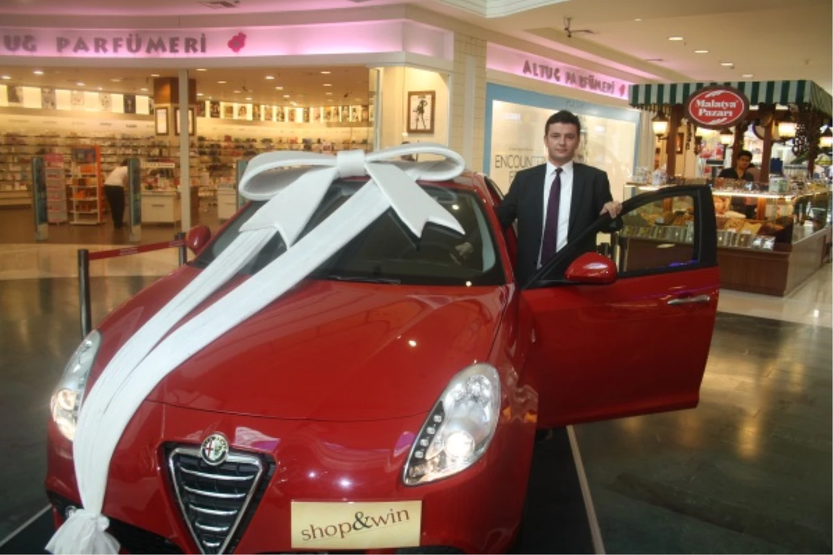 Bursa Carrefour AVM\'nin Alfa Romeo Talihlisi Aracını Teslim Aldı