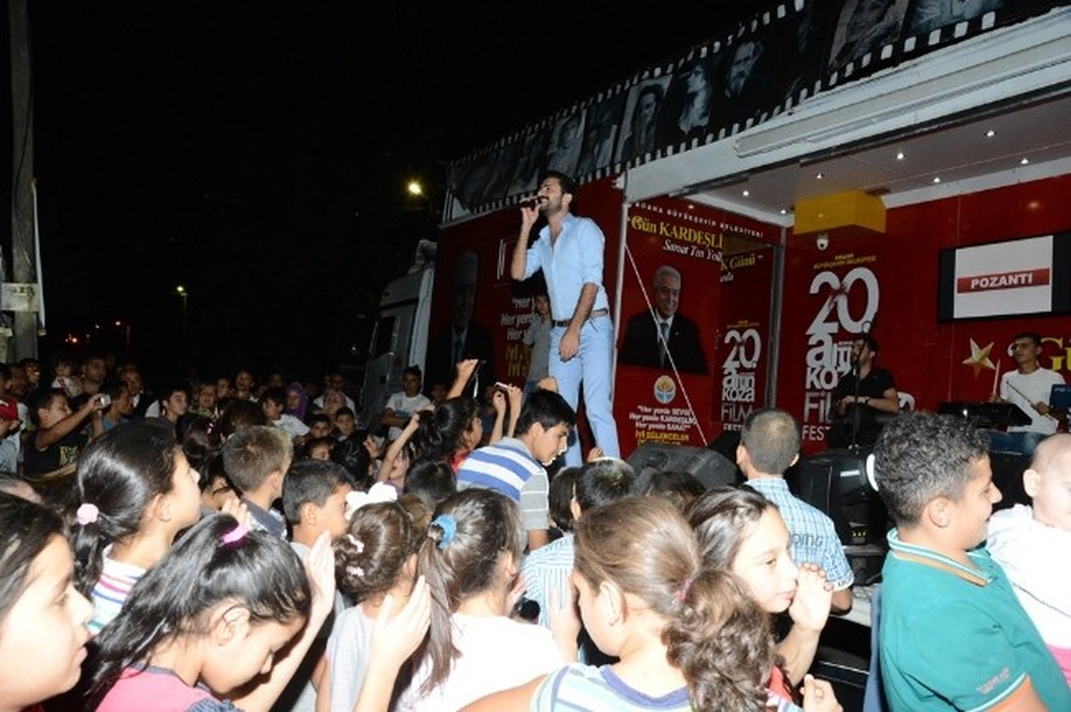 Büyükşehir Belediyesi Sanat Tır\'ı Pozantı\'daydı