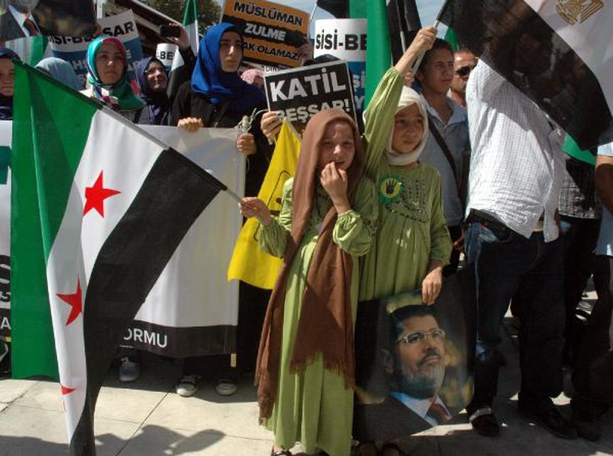 Cami Avlusunda Mısır ve Suriye Protestosu