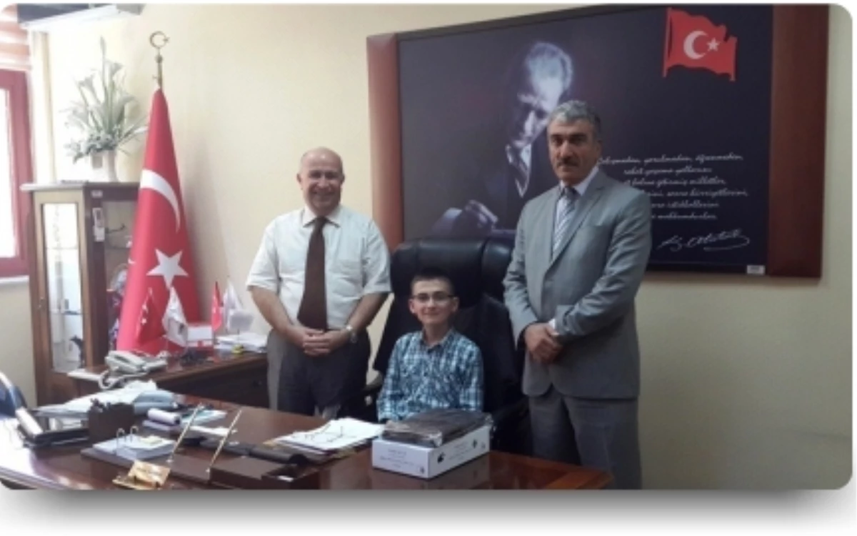 Çankaya İlçe Milli Eğitim Müdürü SBS Ankara Birincisi\'ni Ağırladı

