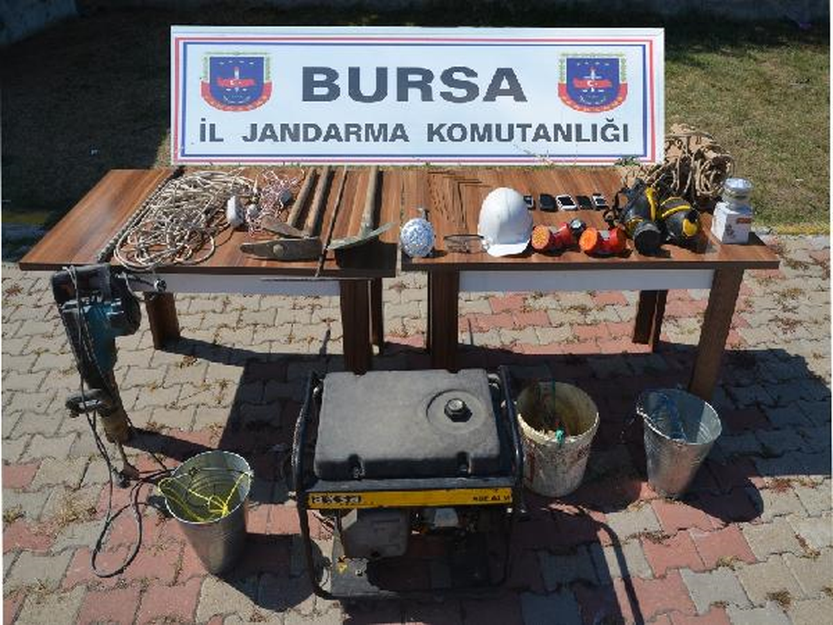 Define İçin Kaçak Kazı Yapan 6 Kişi Yakalandı