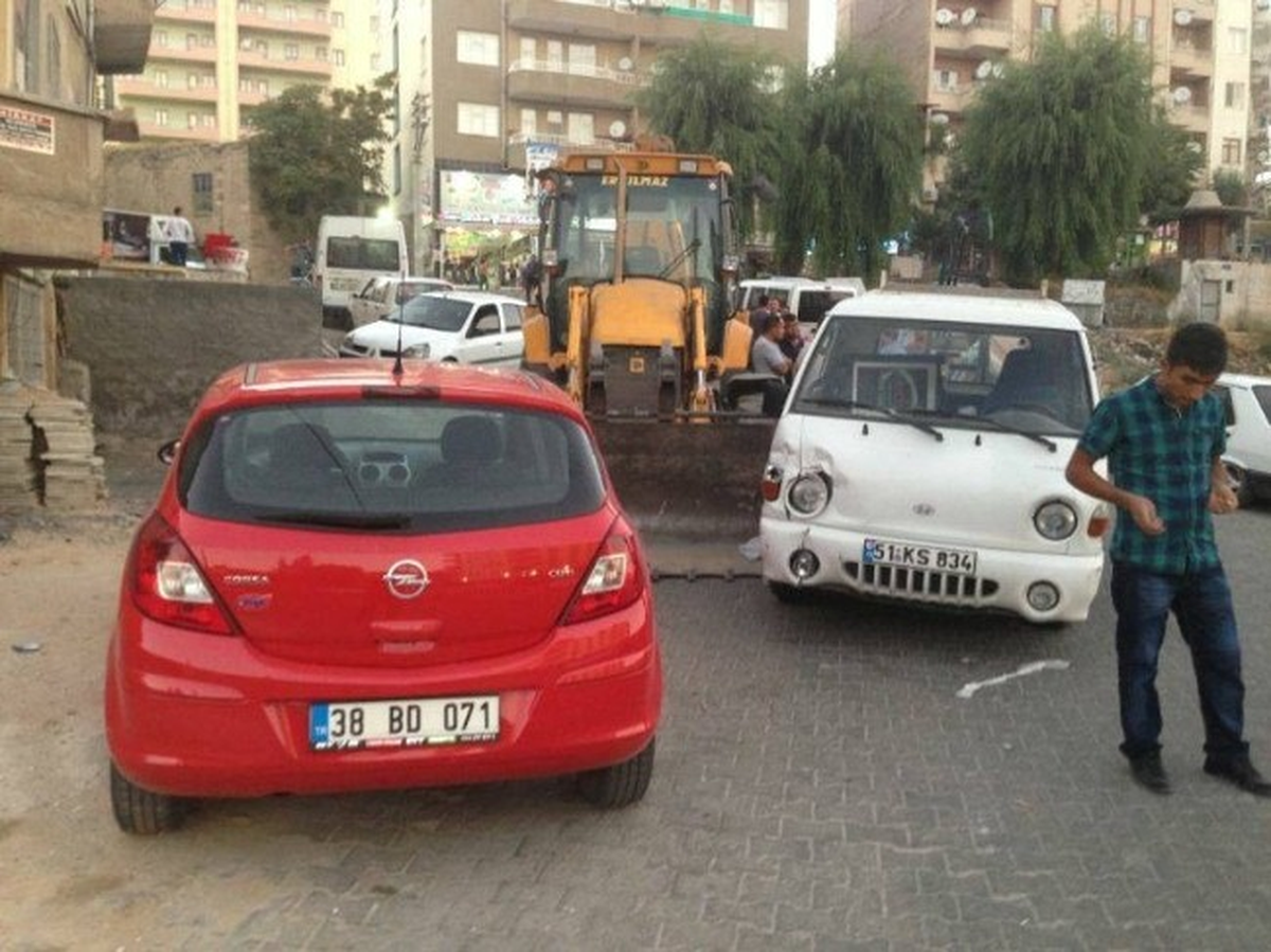 Freni Boşalan İş Makinesi 2 Araca Çarptı