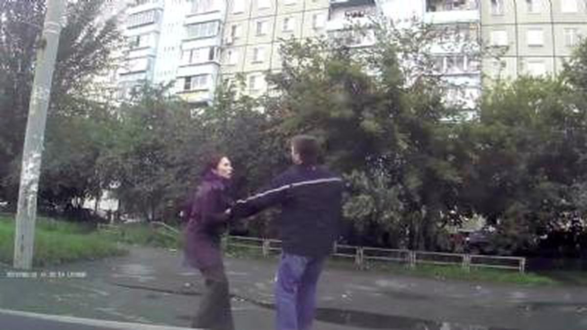 Genç Kızı Sevgilisinin Elinden Yoldan Geçen Kız Kurtardı