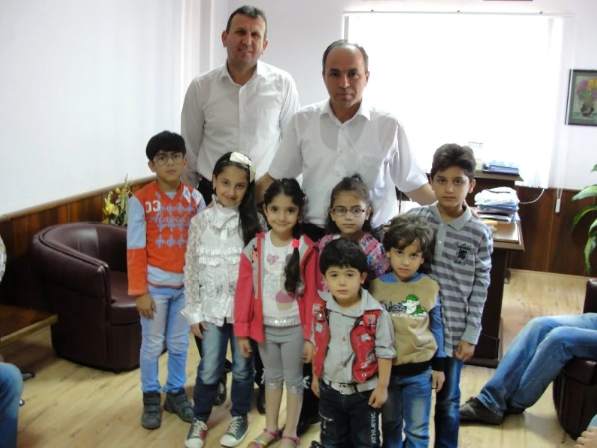 Gönen\'de Suriyeli Aileler İlçe Milli Eğitim Müdürü\'nü Ziyaret Ettiler