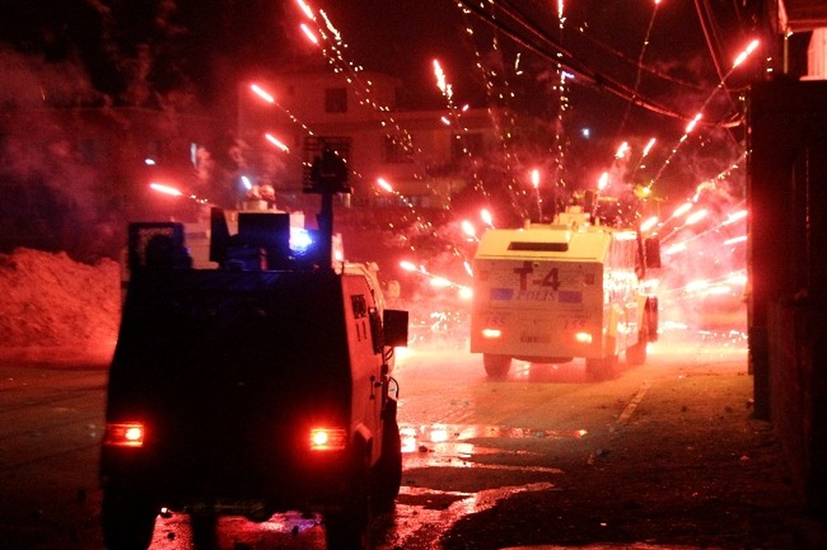 Göstericiler Havai Fişek, Polis Ses Bombası Kullandı