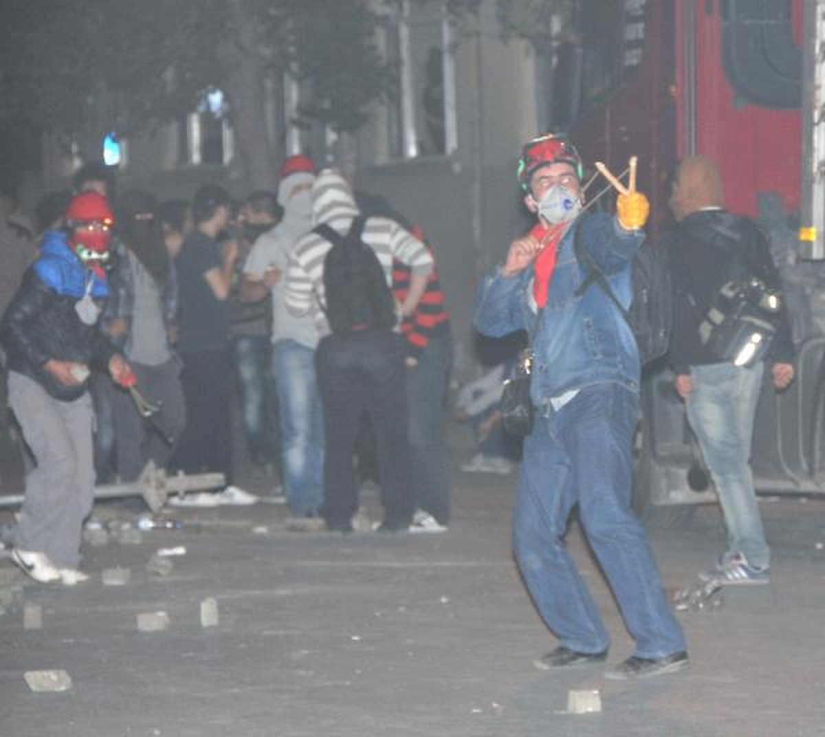 Göstericiler TOMA\'yı Taşlarken, Polis Müdahale Etmedi