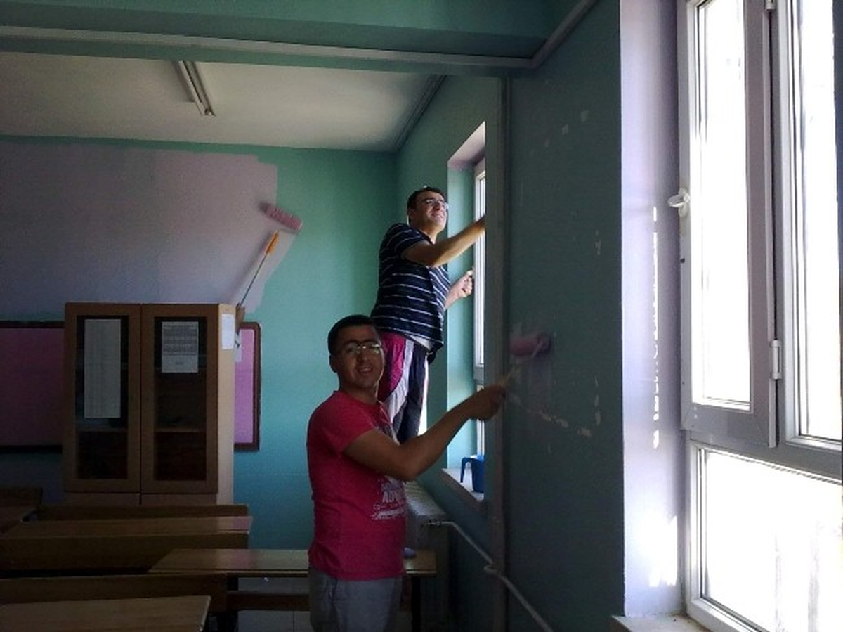 Hizmetlisi Olmayan Okulu, Öğretmenler Boyuyor