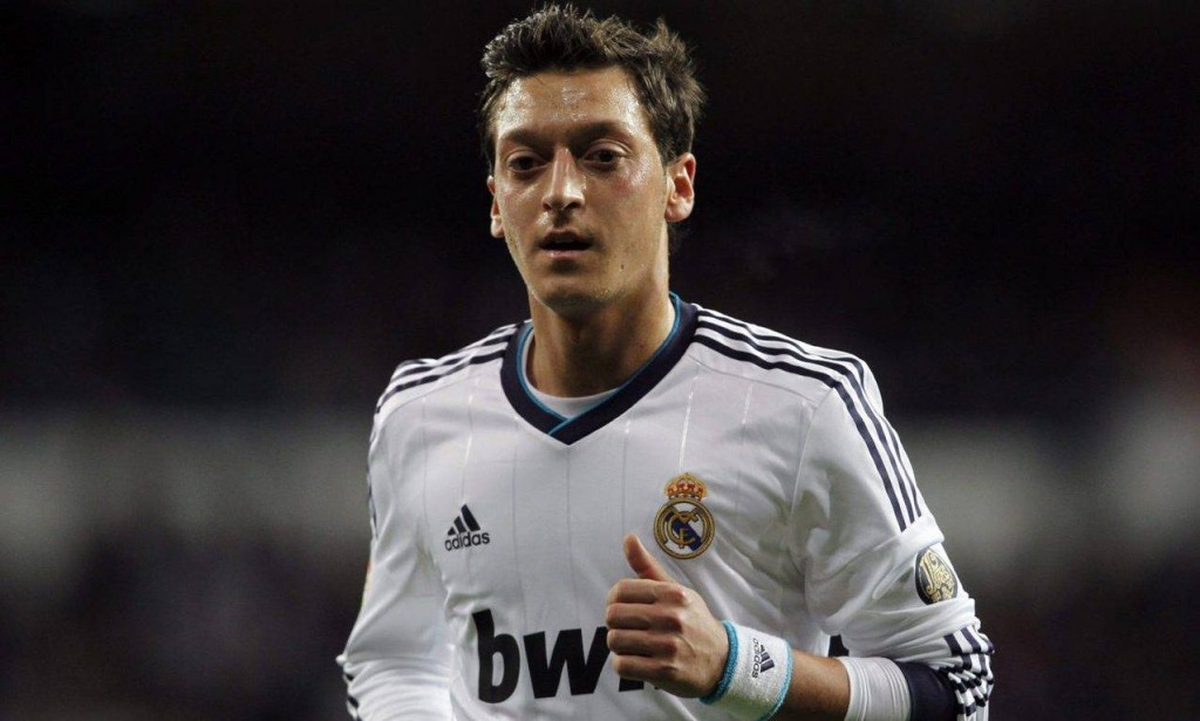 İngiliz Gazetelerinin Manşeti Mesut Özil