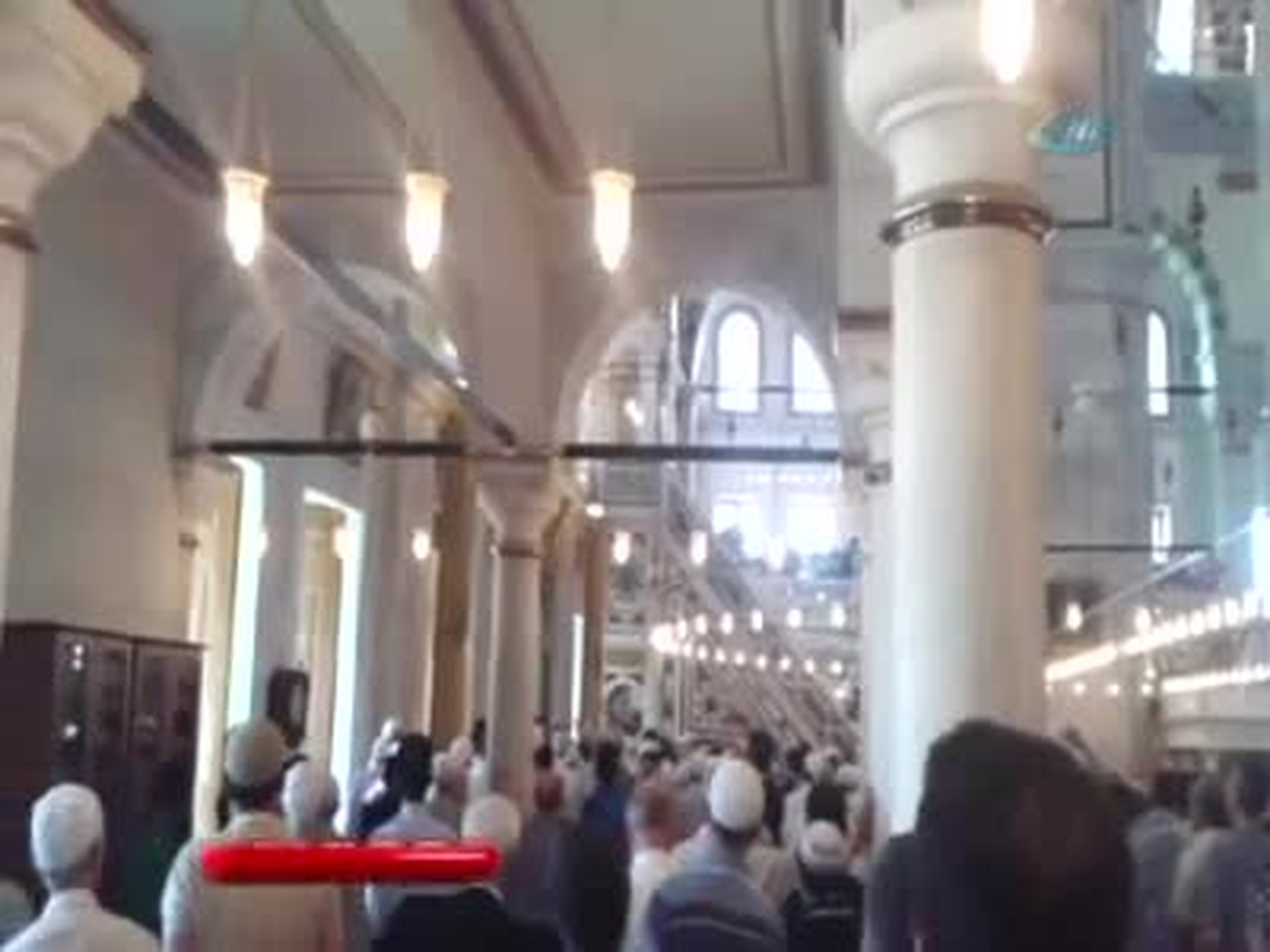 Fatih Camii'nde Cuma Namazı Öncesi Olay Çıktı