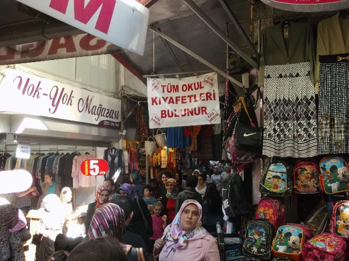 Kemeraltı\'nda Okul Alışveriyi Hareketliliği