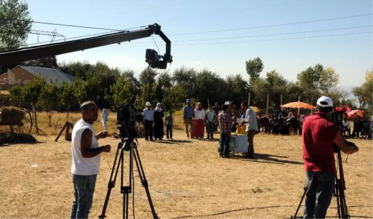 Köyde \'Ben Bilmem Eşim Bilir\'in Kopyası