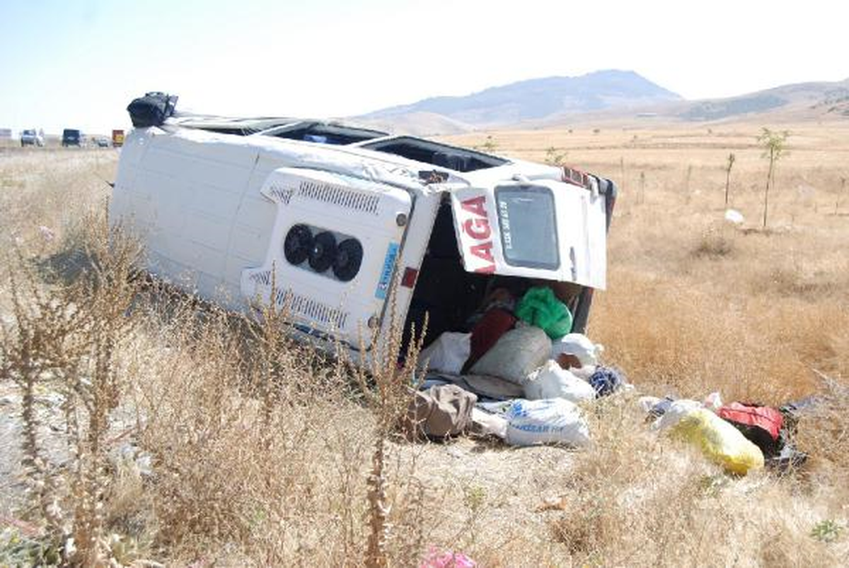 Lastiği Patlayan Minibüs Devrildi: 11 Yaralı