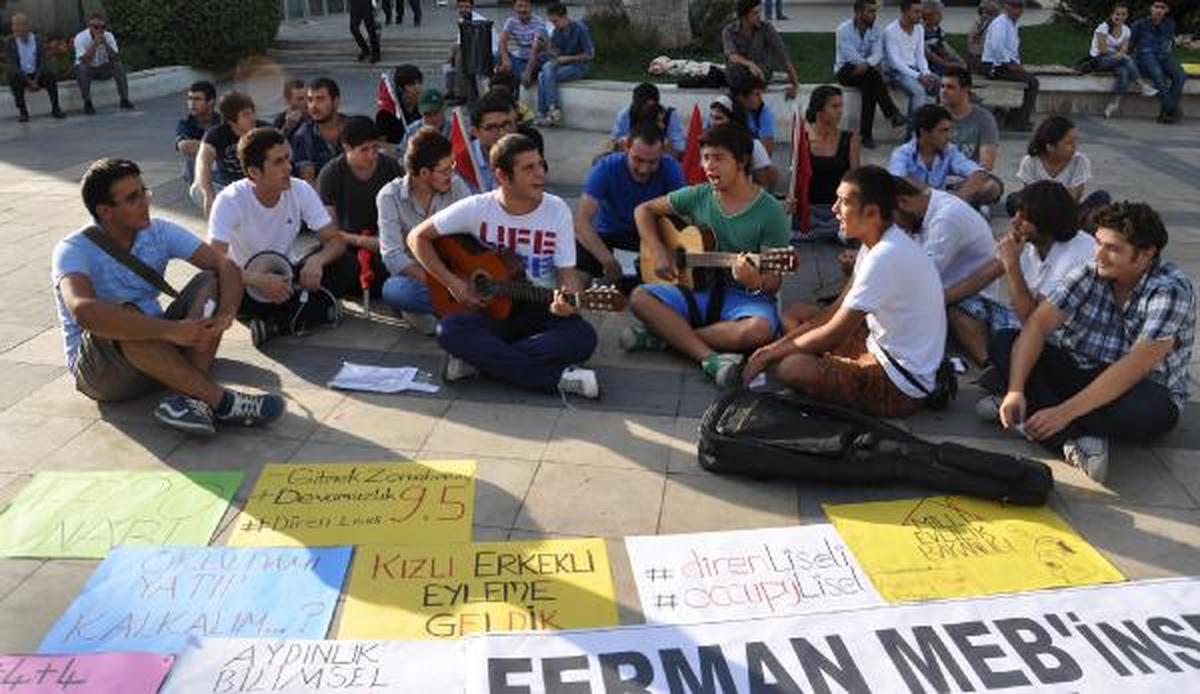 Denizli\'de Liseliler Bakan Avcı\'yı Protesto Etti
