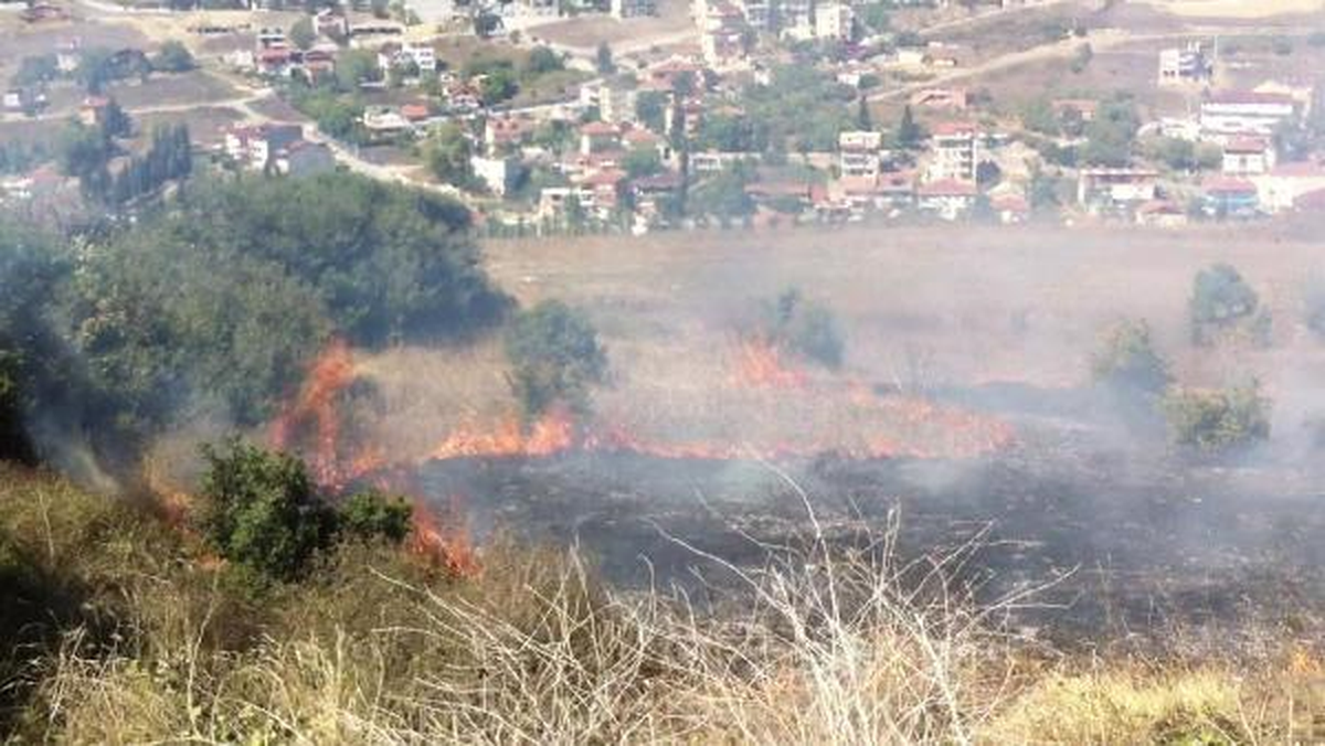 Mahalleli, Yangınına Hortumla Su Sıkarak Müdahale Etti