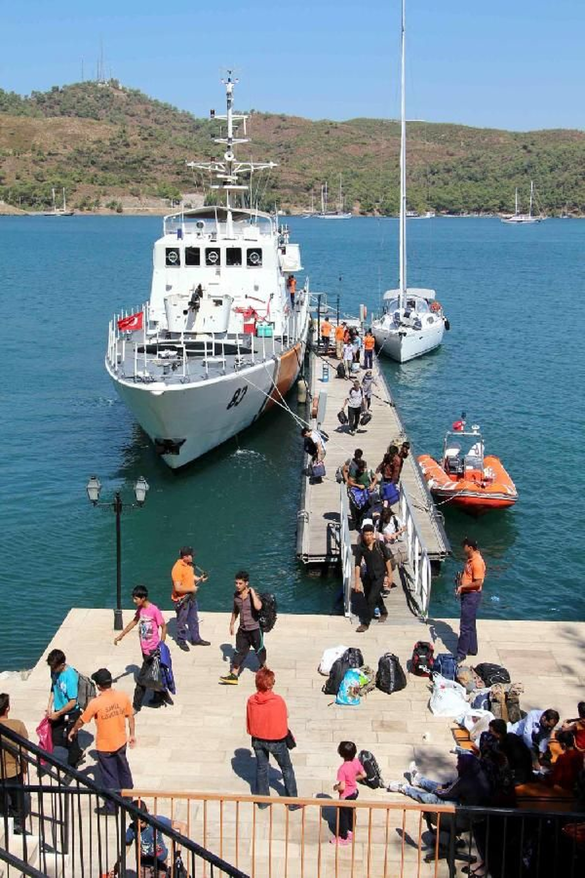 Manavgat Açıklarında Teknede 200\'ün Üzerinde Kaçak Yakalandı (1)