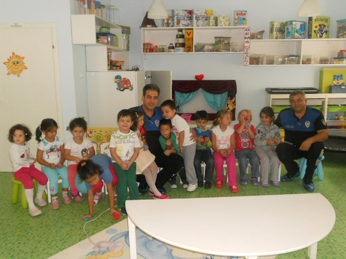 Miniklere Polis Şefkati