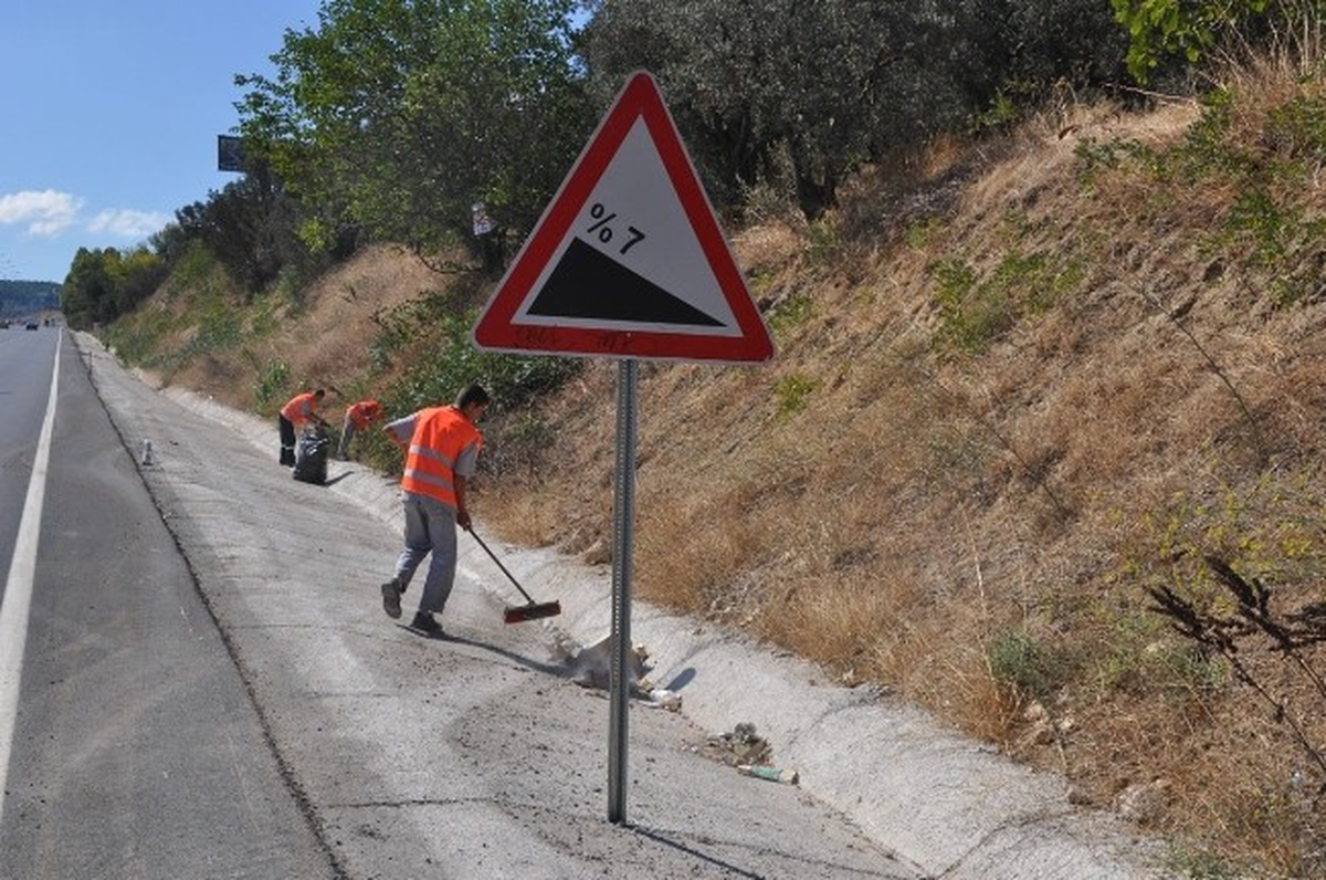 Mudanya Belediyesinden Kara Yolu Temizliği
