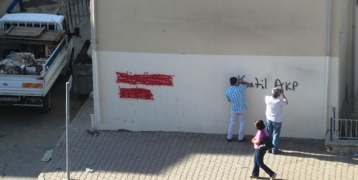 Ödemiş\'te Polisten Duvar Yazılarına Yakın Takip