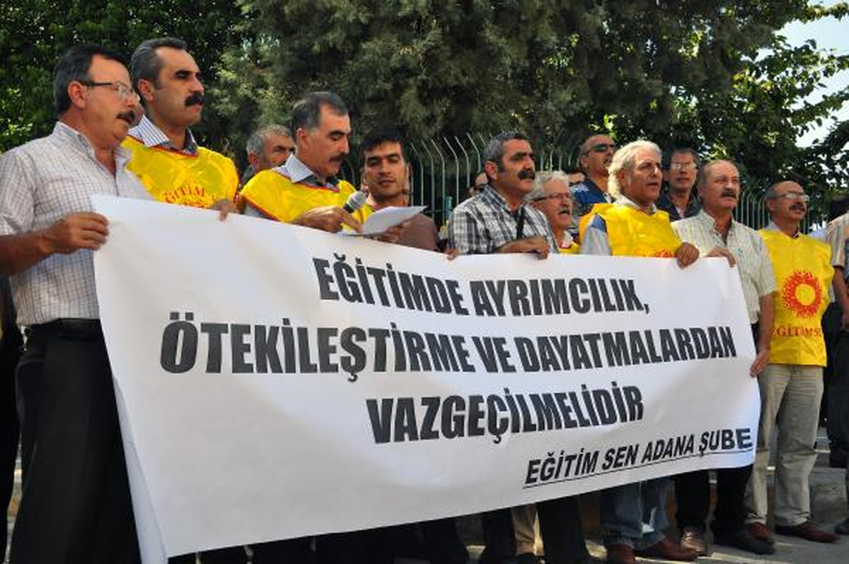 Öğretmenlerden, \'Zorunlu Din Dersi Kaldırılsın\' Eylemi