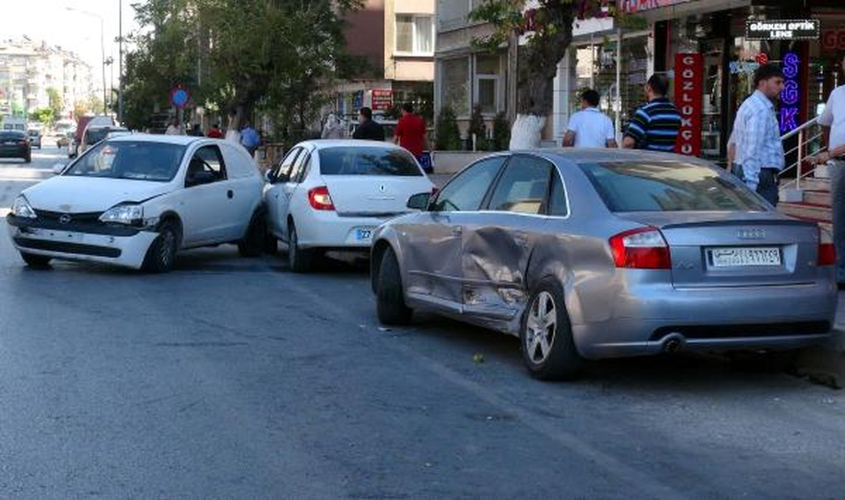 Otomobil 2 Araca Çarptı: 1 Yaralı