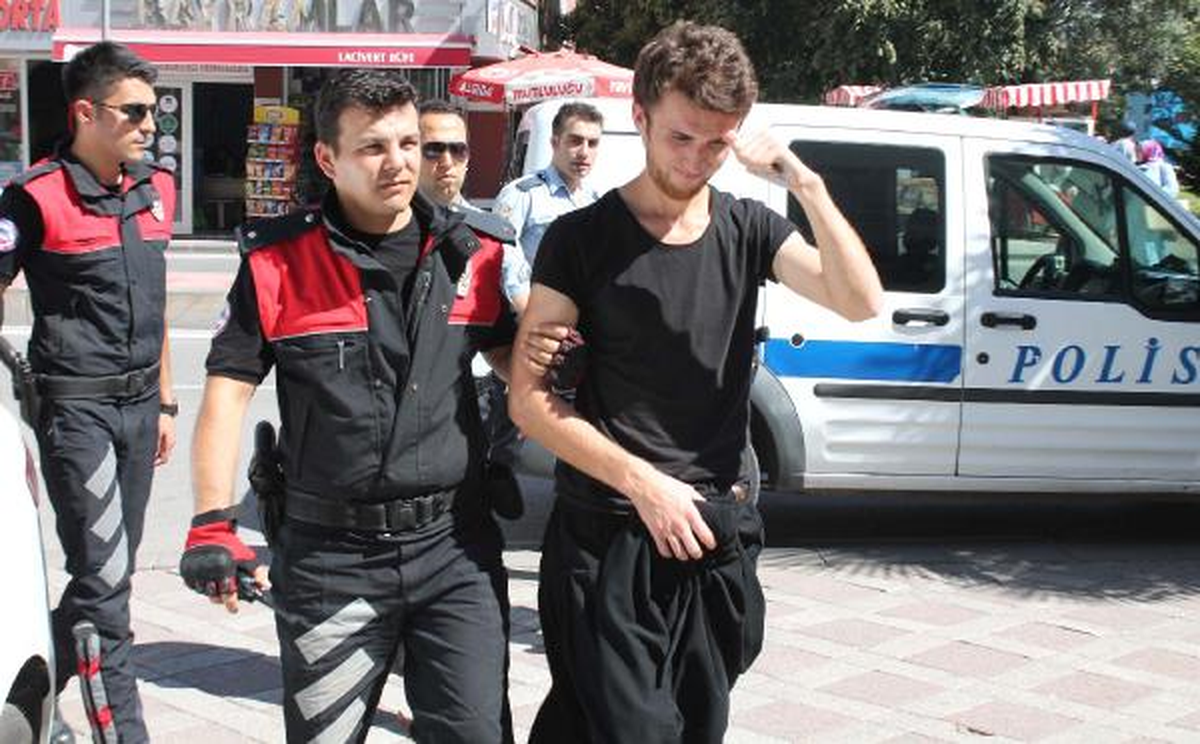 İzmit\'te Pazarda Dolaşan Kara Çarşaflı Erkeğe Gözaltı