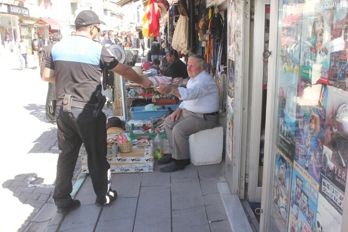 Polislerden Broşür Dağıttımı