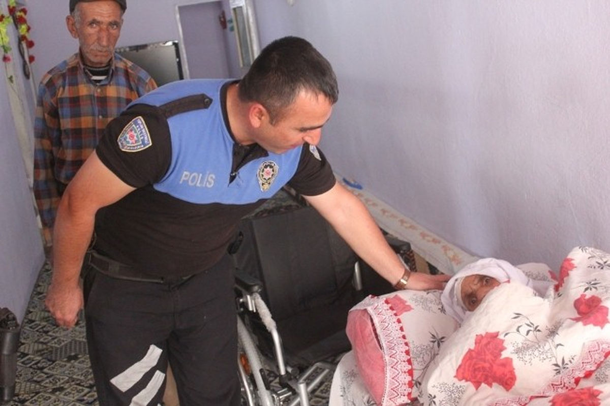 Polislerden Tekerlekli Sandalye Yardımı