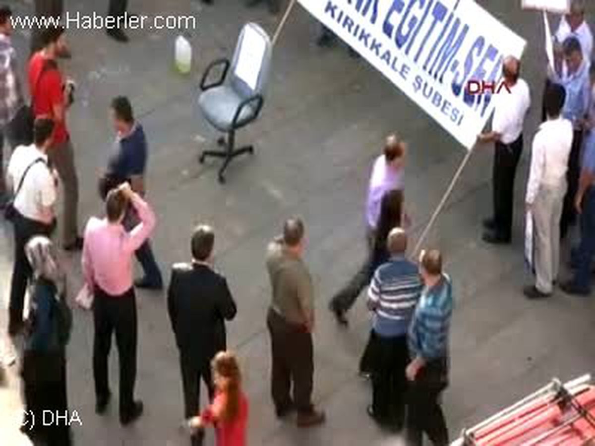 Protesto İçin Milli Eğitim Müdürlüğü Önünde Koltuk Yaktılar