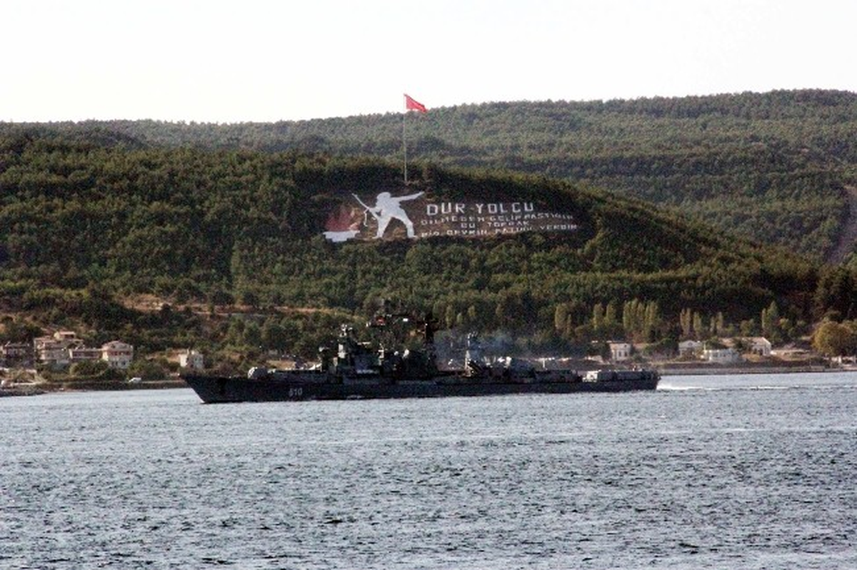 Rus Savaş Gemisi Çanakkale Boğazı\'ndan Geçti