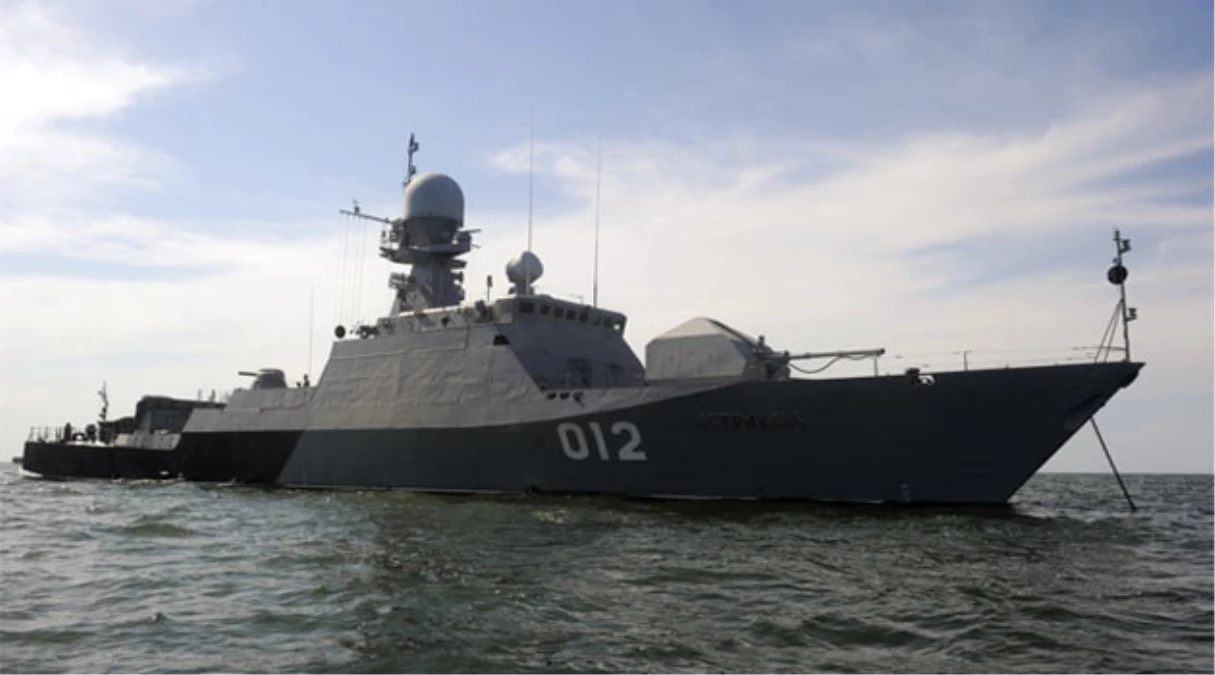 Rus Savaş Gemisi Çanakkale\'yi Geçiyor