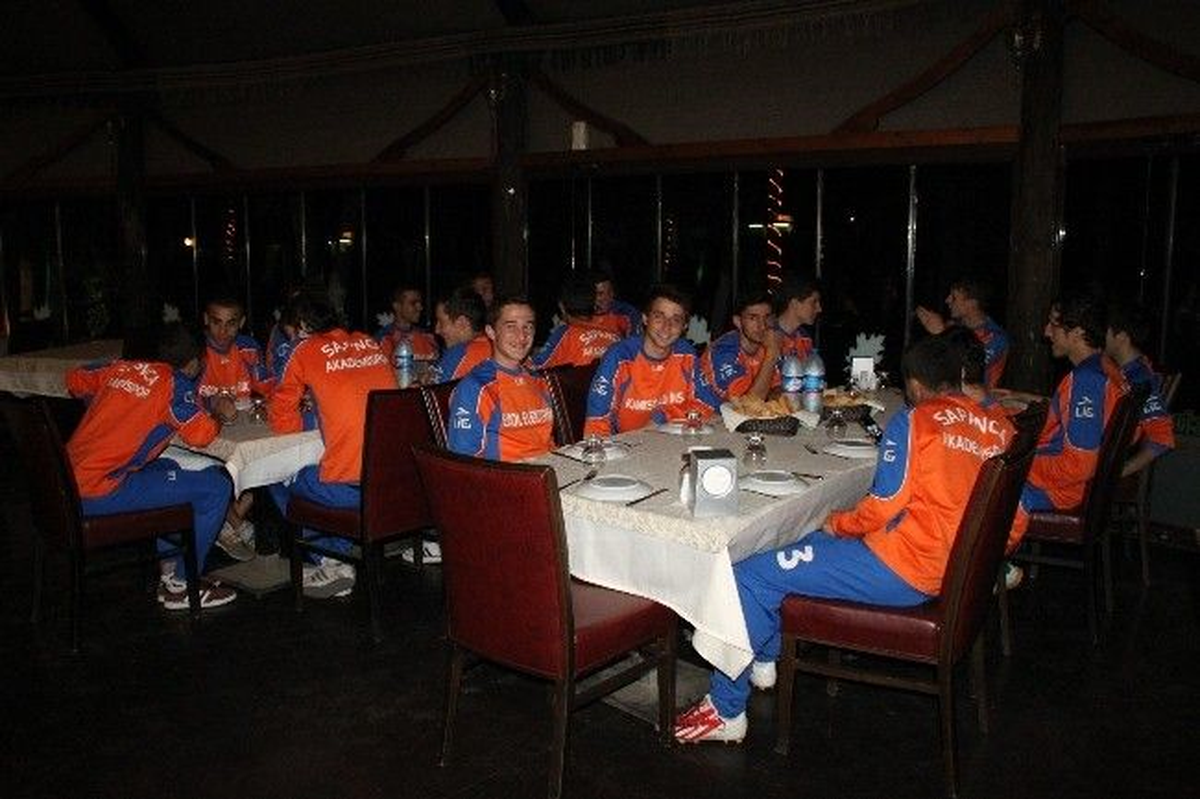 Sapanca Akademispor Yönetici ve Oyuncuları Yemekte Bir Araya Geldi