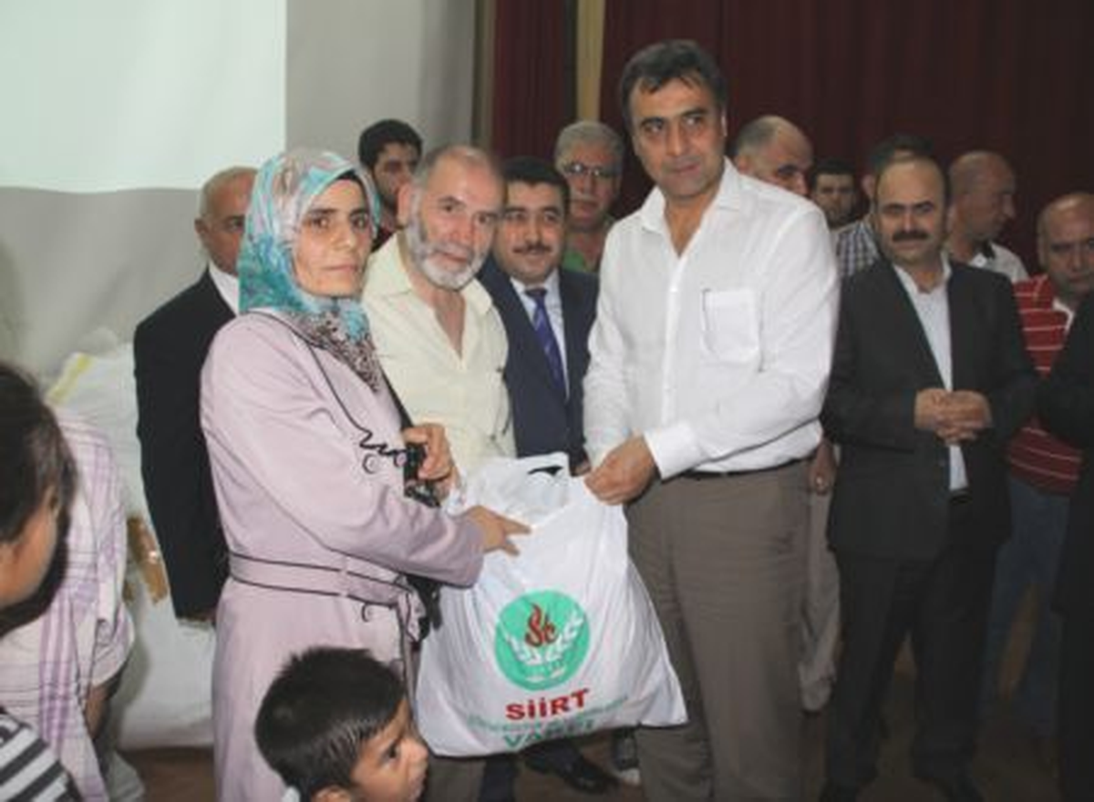 Siirt\'te Bin 500 Öğrenciye Giyim Yardımı
