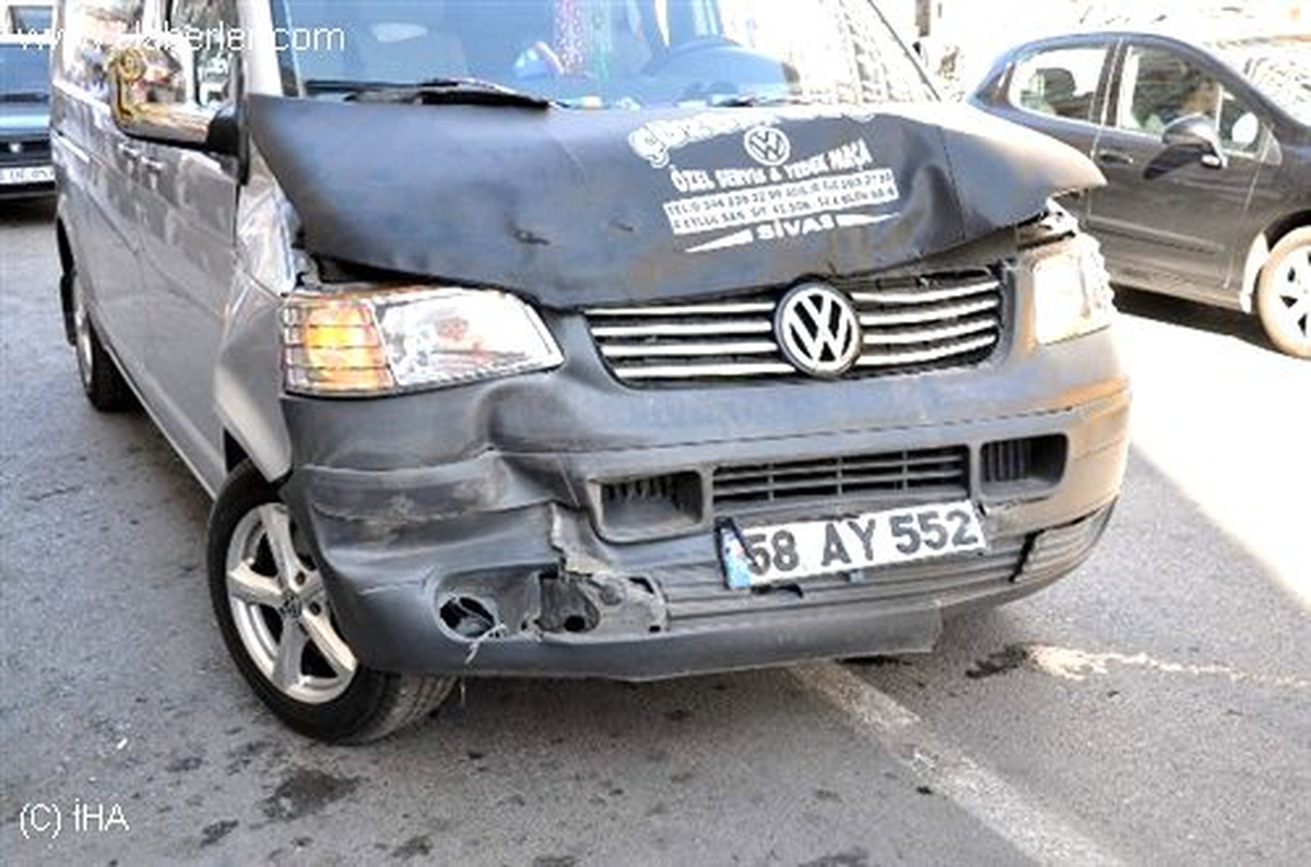 Sivas\'ta Zincirleme Trafik Kazası: 2 Yaralı