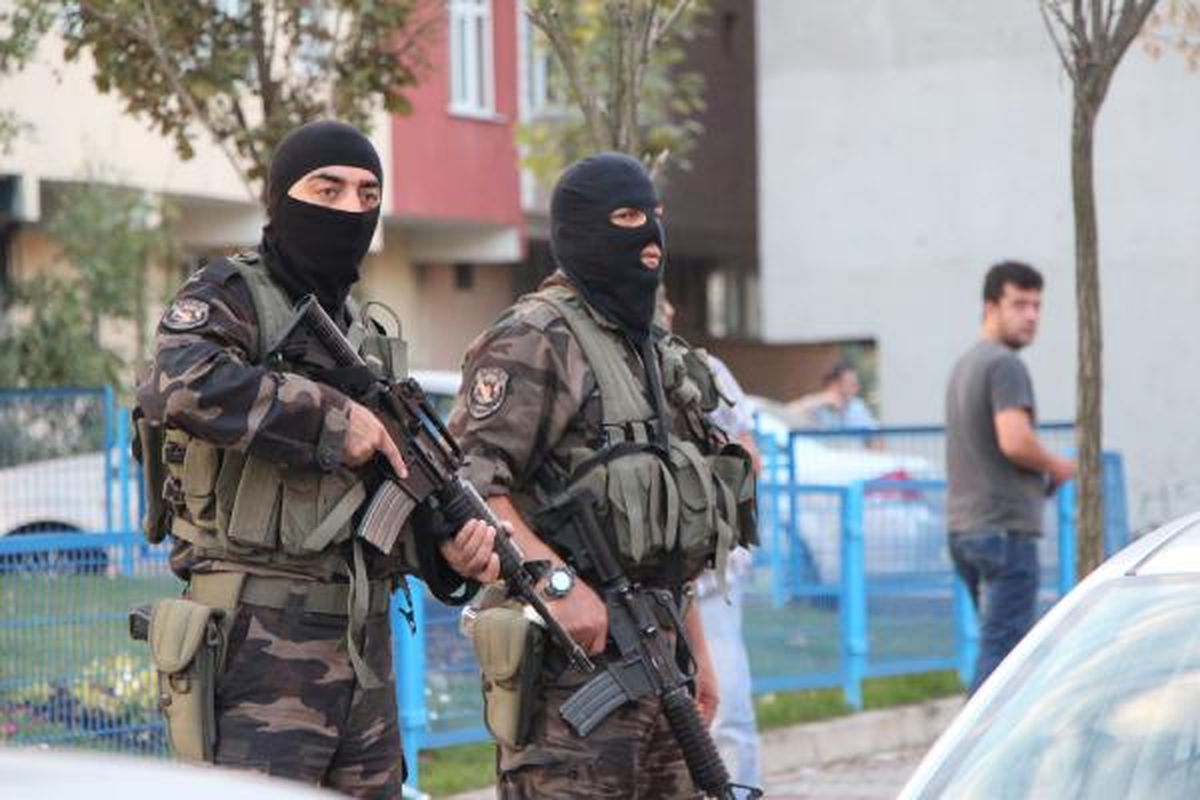 Sultangazi\'de Şafak Operasyonu