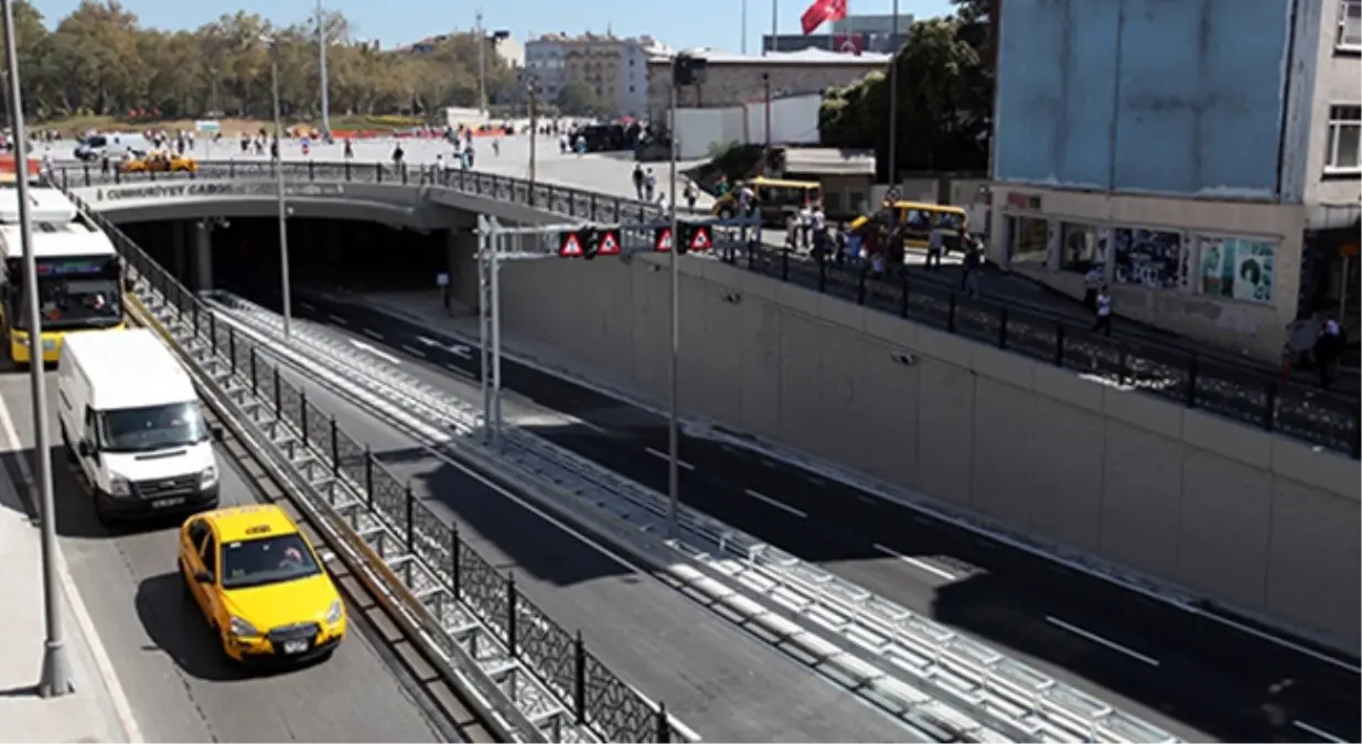 Taksim Altgeçidi Trafiğe Açıldı
