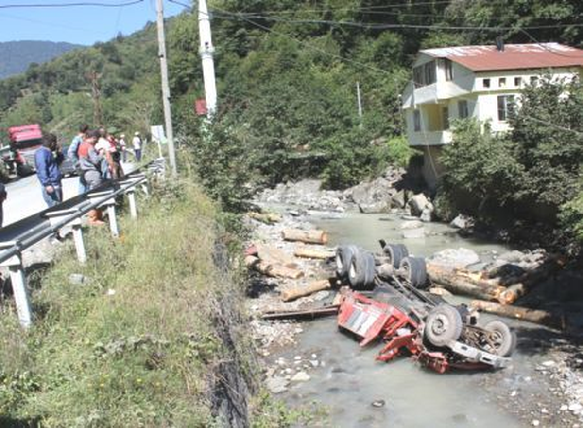 Tomruk Yüklü Kamyon Dereye Yuvarlandı: 1 Yaralı