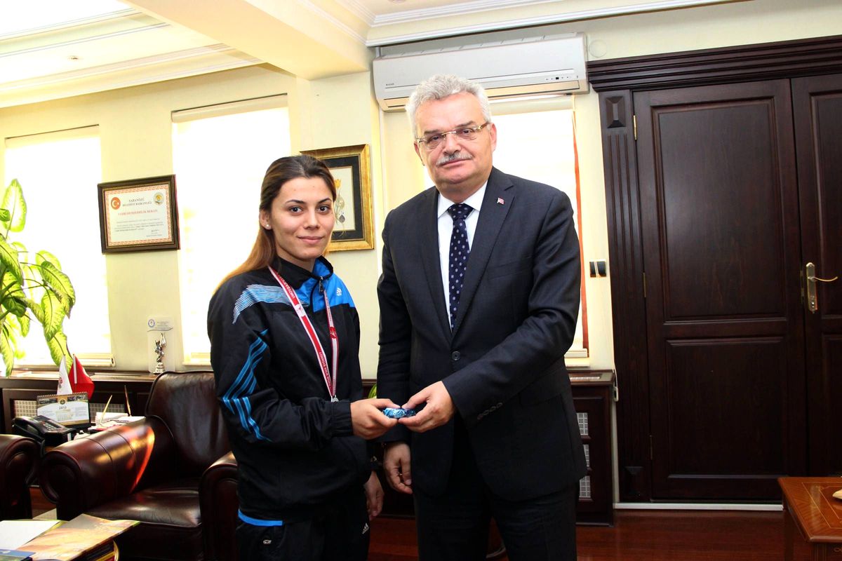 Vali Özcan Sporcuları Ödüllendirdi