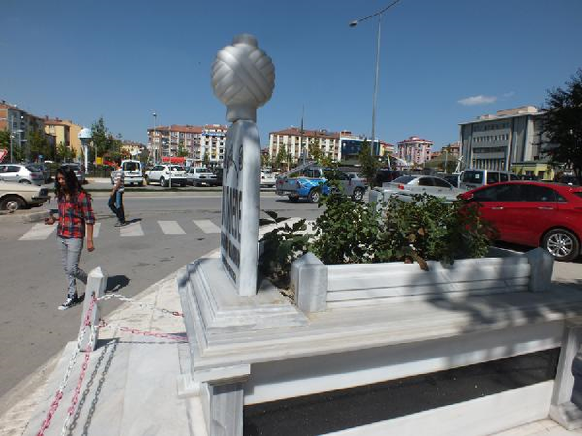 Yol Üstüne Çıkarılan \'Derviş Mahmut\' Mezarı