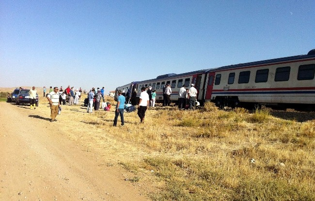 Yozgat\'ta Yolcu Treni Raydan Çıktı