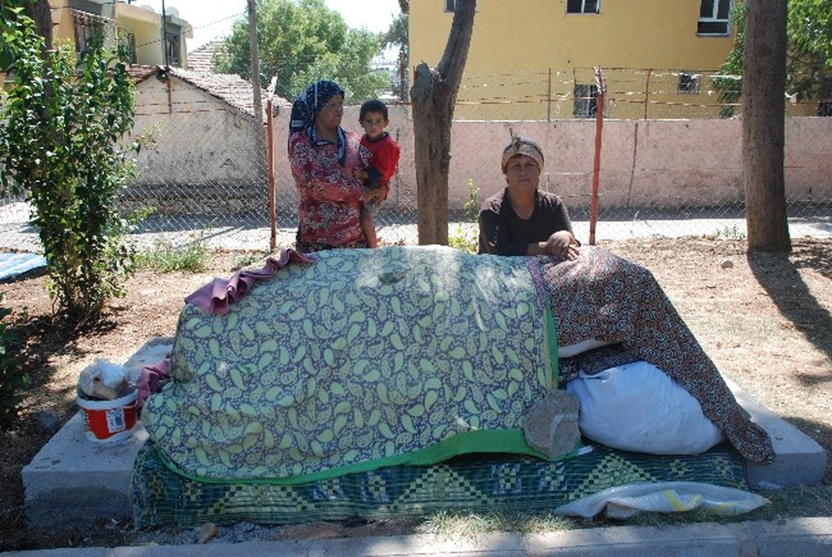 10 Kişilik Suriyeli Aile Parkta Yatıyor