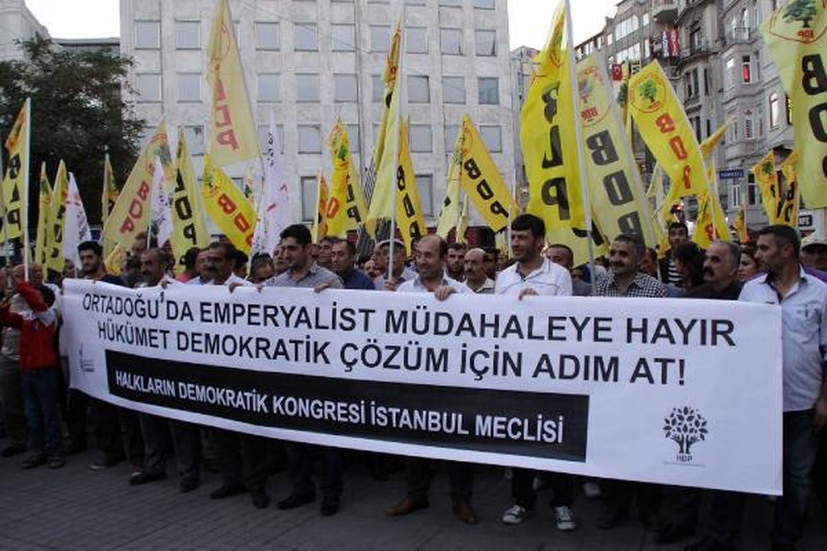 Açıklama Sonrası Polise Havai Fişek Attılar