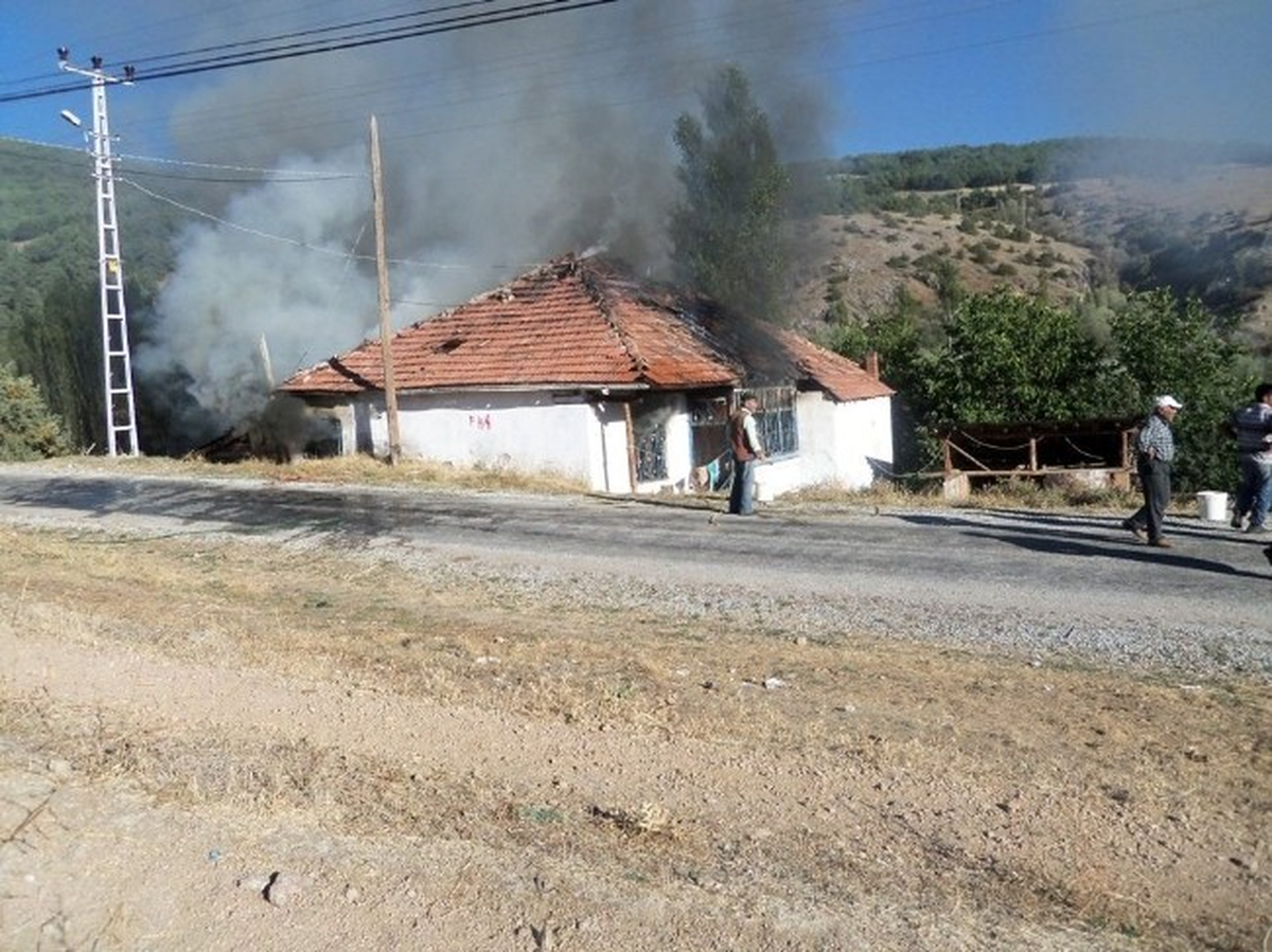 Akdağmadeni\'nde Bir Ev ve Ahır Yandı