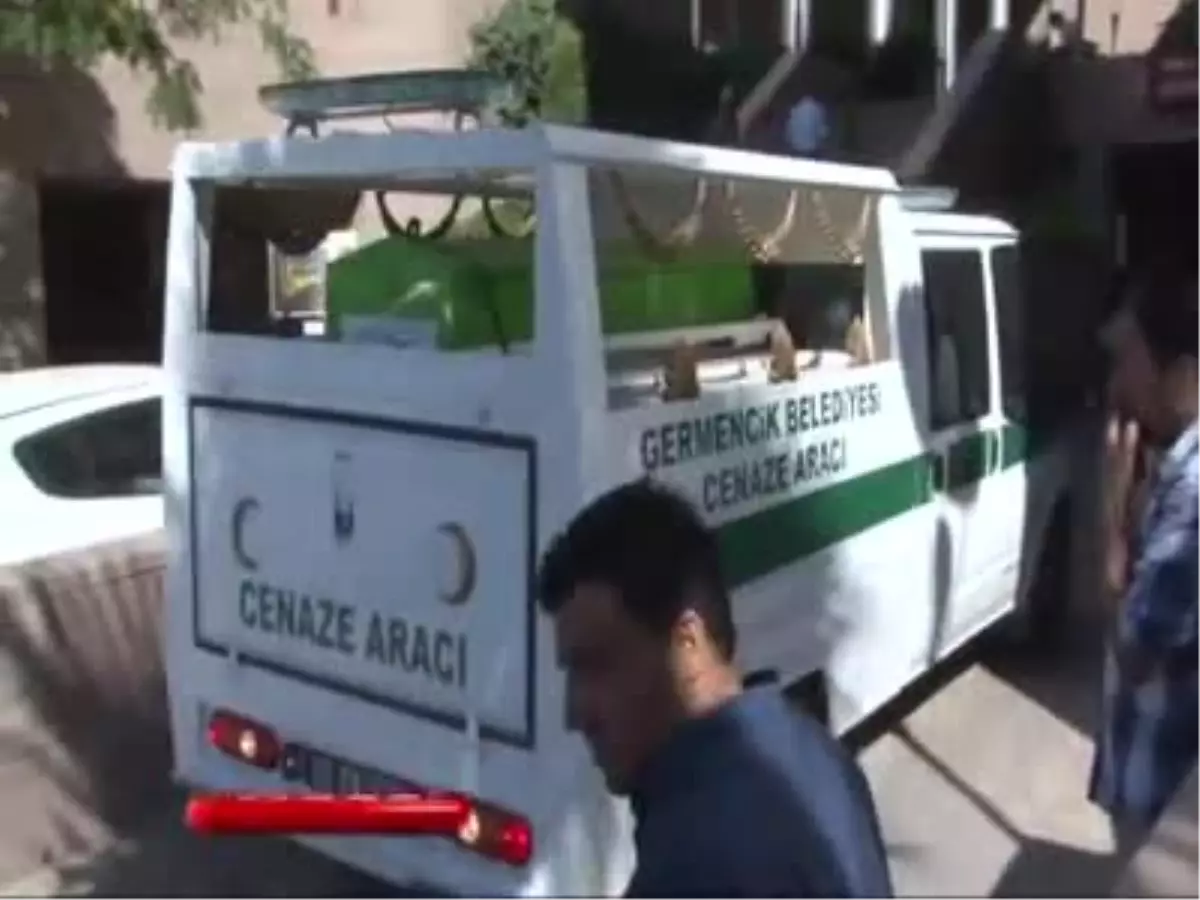 İzmir\'de 2 Genç Kız Annelerini 30 Yerinden Bıçakladı