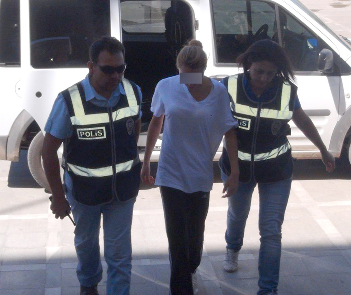 Anne Cinayeti Zanlısı İki Kız Kardeş Tutuklandı