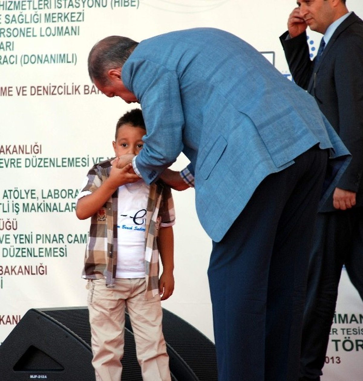 Başbakan Erdoğan Kendisi İçin Şiir Yazan Suriyeli Çocuğa Oyuncak Verdi