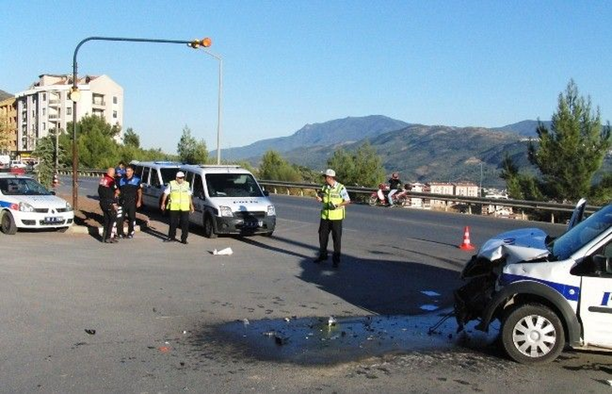 Bursa\'da Trafik Kazası: 2\'si Polis 5 Yaralı