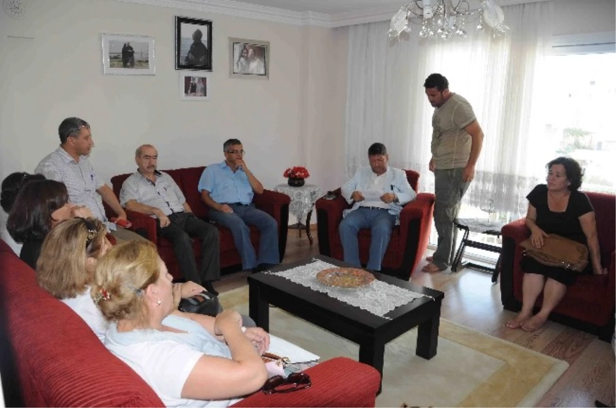 CHP İl Başkanı Kalınomuz, Kuşadası\'nda Belediyenin Görev Şehitlerinin Ailelerini Ziyaret Etti