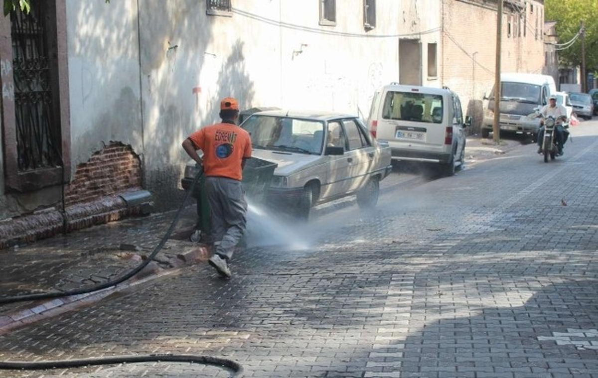 Edremit\'te Caddeler Tazyikli Su ile Yıkanıyor