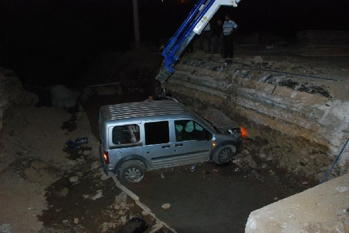 Ekip Otomobili Menfez İçin Açılan Çukuruna Uçtu: 4 Yaralı