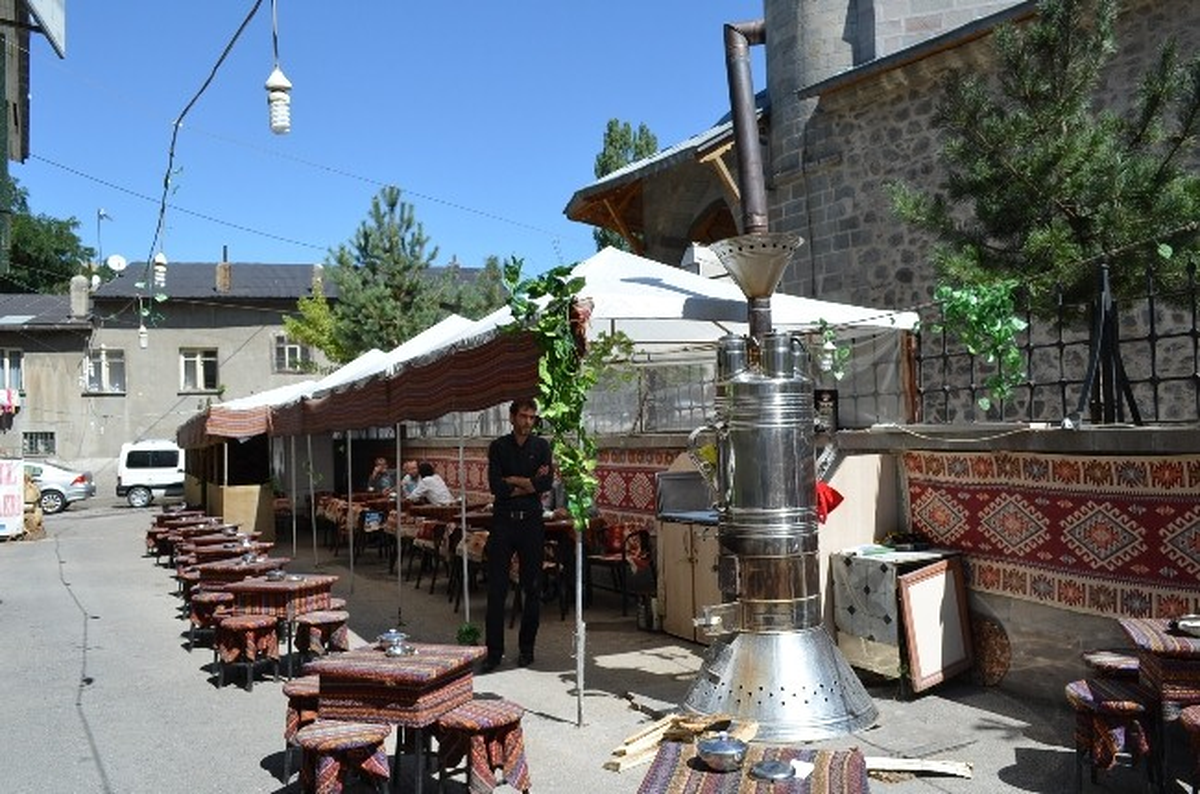 Erzurum'da 3 Metrelik Dev Semaverde Çay Keyfi